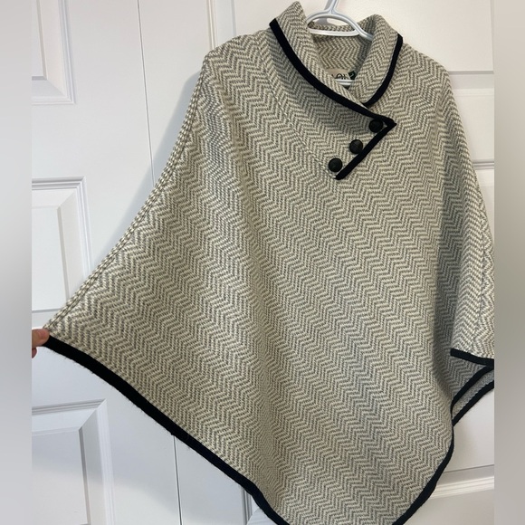 Saol Ladies Wool Blend Chevron Poncho Sweater - Picture 9 of 10